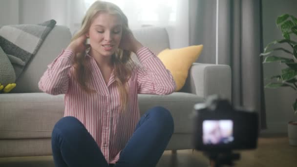 Vrouw blogger is het opnemen van video voor haar online Vlog — Stockvideo