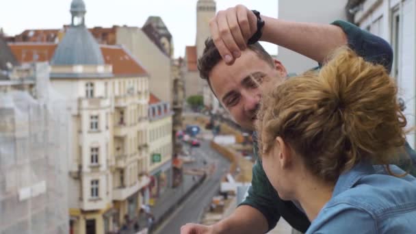 Casal na varanda do hotel em viagem — Vídeo de Stock