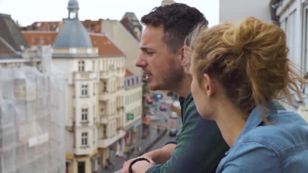 Mann und Frau auf dem Balkon in der Innenstadt — Stockvideo