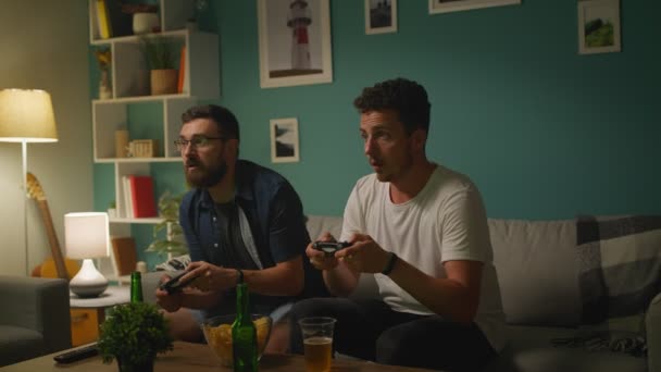 男性兄弟一起在游戏机上玩耍 — 图库视频影像