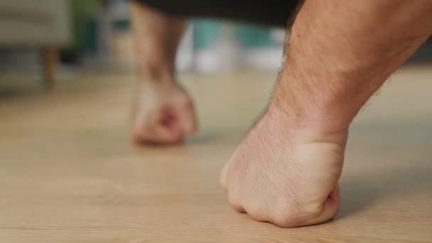 Una toma cercana de un hombre haciendo flexiones en casa — Vídeos de Stock