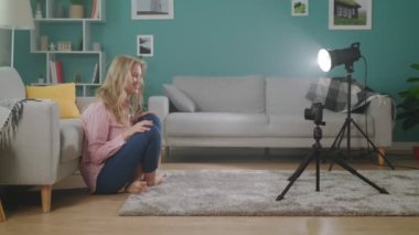 Genç kadın blogger onun blogbir şey hakkında konuşuyor.