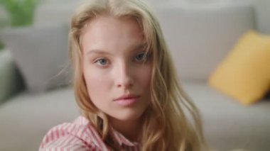 Kameraya bakarak poz verirken selfie çeken kızın bakış açısı