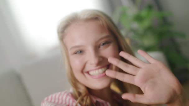 Kamera, která si popovídala s přítelkyní doma — Stock video