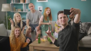 Evde Kolektif Selfie Yapan Arkadaş Grubu