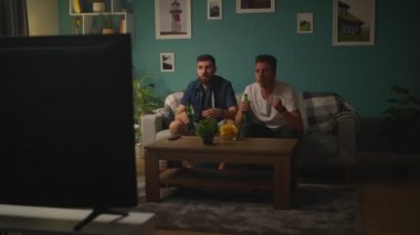 İki arkadaş TV 'de futbol seyretmek ve takım kaybetmek çünkü üzgün olsun