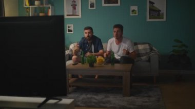 Evde TV 'de spor yarışması izlerken iki en iyi arkadaş, iyi bir oyun zevk
