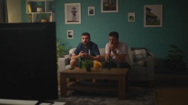 Mutlu arkadaş, futbol maçı izlerken veren çak bir beşlik, Ulusal kazanan takım.