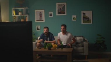 Heyecan ve futbol taraftarları, favori takım kazandıktan sonra büyük duygular uğultusu