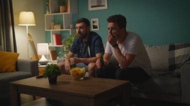 Spor olay yüksek beklenti ve hayal kırıklığı ifade TV'de izlerken erkek