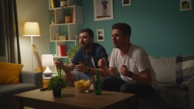 İki arkadaş, takım kazanan gol puan zaman dans.