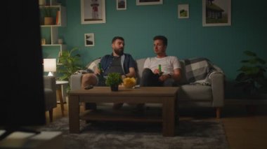 Genç erkekler TV ve öfke oyun tartışmak ve takım kaybetme oyun izliyor