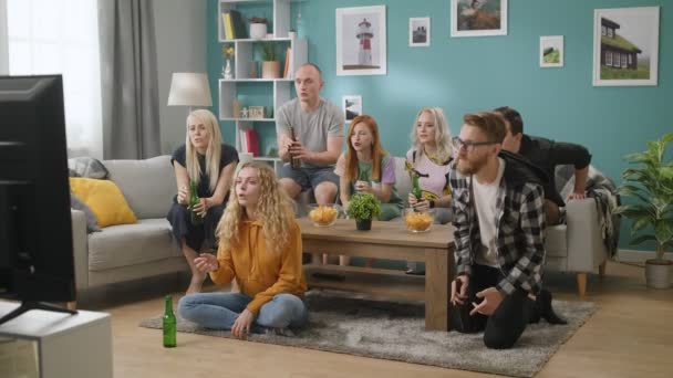 Gruppe glücklicher Freunde freut sich über ihren Lieblingsmannschaftssieg — Stockvideo