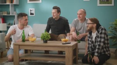 Erkekler arkadaşlar duygusal bir futbol maçı tartışmak