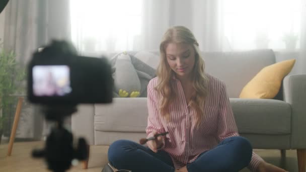 Дівчина-блогер розповідає про косметику вдома — стокове відео