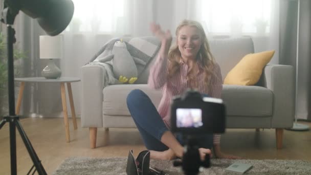 Meisje blogger draait camera en praat over cosmetica. — Stockvideo