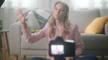Evde dijital kamera kayıt video vlog üzerinde konuşan genç kız Blogger