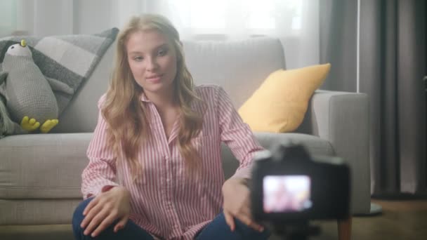 Hübsches Mädchen populäre Bloggerin nimmt Video auf — Stockvideo