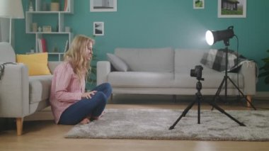 Genç kadın Blogger Records video blog üzerinde kamera
