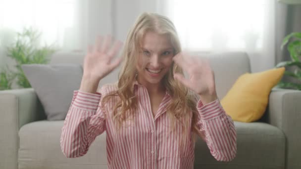 Junge schöne lustige beiläufige Frau macht Videoanruf mit Web-Cam — Stockvideo