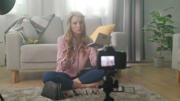 Kız Blogger yüzünde toz uygulamak için nasıl gösterir — Stok video