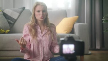 Kadın Blogger kamera kullanarak online vlog kayıt olduğunu