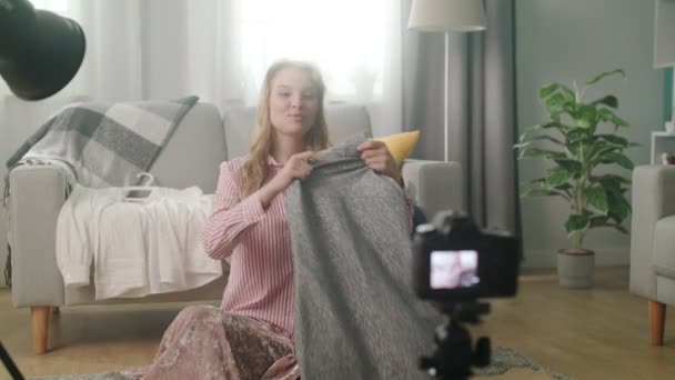 Narablog wanita mengatakan bagaimana memilih gaya — Stok Video