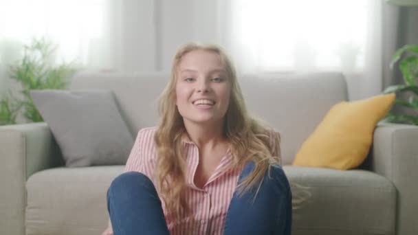 Веселая молодая женщина-блогер разговаривает с видеокамерой видеоблог — стоковое видео