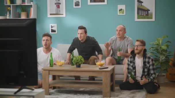 Quattro amici che si rallegrano e urlano guardando la competizione sportiva a casa, vittoria — Video Stock
