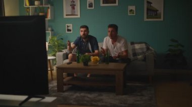 İki erkek büyük ekranda en iyi futbol takımı tezahürat futbol yarışması izliyor