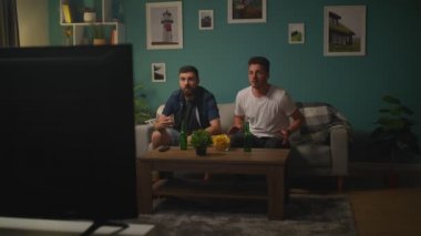 En yakın arkadaşlarım seviniyor ve izlerken spor yarışması evde, zafer çığlıkları