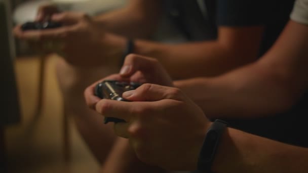 Primer plano de dos chicos jugando videoconsola — Vídeo de stock