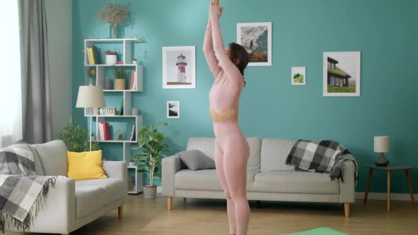 Aktiv person gör yoga hemma — Stockvideo