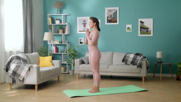 Piękna młoda kobieta, w pracy w pomieszczeniach, robi joga ćwiczenia w sali — Wideo stockowe