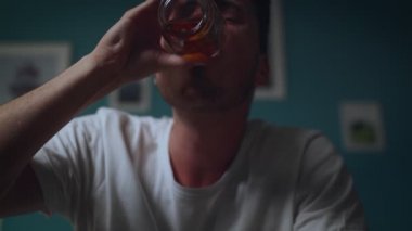 Evde camdan yalnız adam alkollü alkol içme