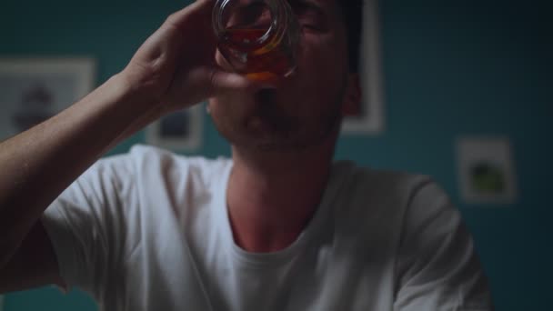 Seul homme alcoolique boire de l'alcool du verre à la maison — Video