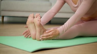 Yoga ve germe yapıyor pembe spor genç güzel atletik kadın