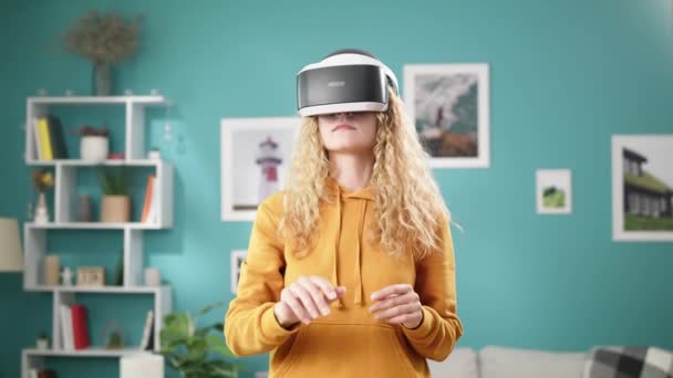 Mujer joven desplazando texto en un casco de realidad virtual — Vídeos de Stock