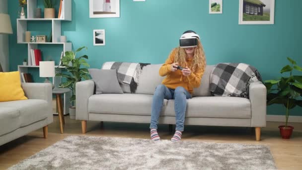 Mujer en gafas VR juega juegos de acción en la consola de juegos en la sala de estar — Vídeos de Stock