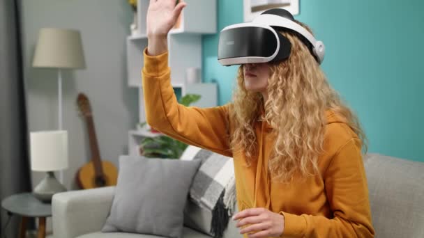 VR gözlük kadın evde odada VR kulaklık sahip — Stok video