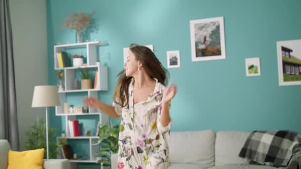 Jovem bela mulher dançando em casa à tarde — Vídeo de Stock