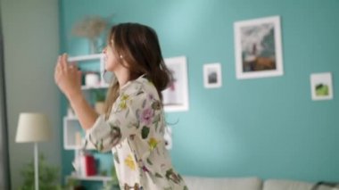 Mutlu dans kadın sahip eğlenceli zevk içinde güzel elbise içinde ev