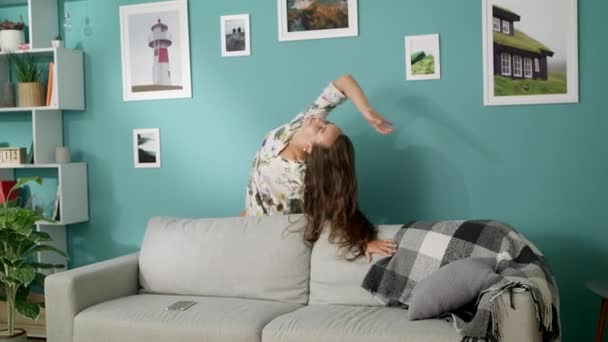 Loca mujer bailando divirtiéndose disfrutando en hermoso vestido en casa — Vídeos de Stock