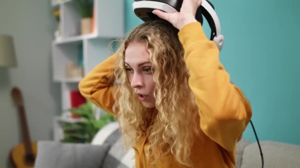 Junge Frau nimmt Virtual-Reality-Brille nach Gebrauch ab — Stockvideo