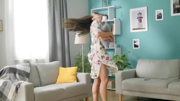 Jonge mooie vrouw dansen thuis in de dag — Stockvideo