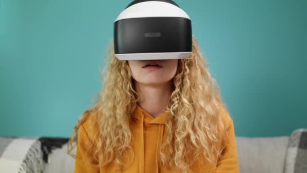 Дівчина вперше використовує окуляри віртуальної реальності — стокове відео