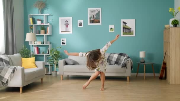 Молода красива жінка божевільно танцює вдома після обіду — стокове відео
