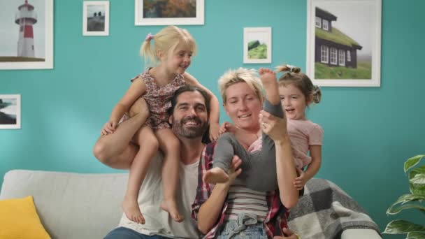 Портрет мамы отца и двух дочерей в гостиной — стоковое видео
