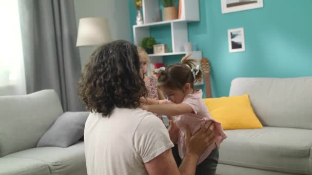 Pai levanta uma pequena filha que está de pé equilibrando em suas mãos . — Vídeo de Stock