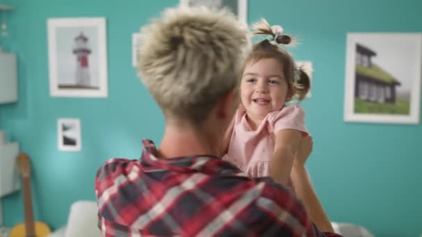 Mamá bailando con su hija en sus brazos en casa — Vídeos de Stock